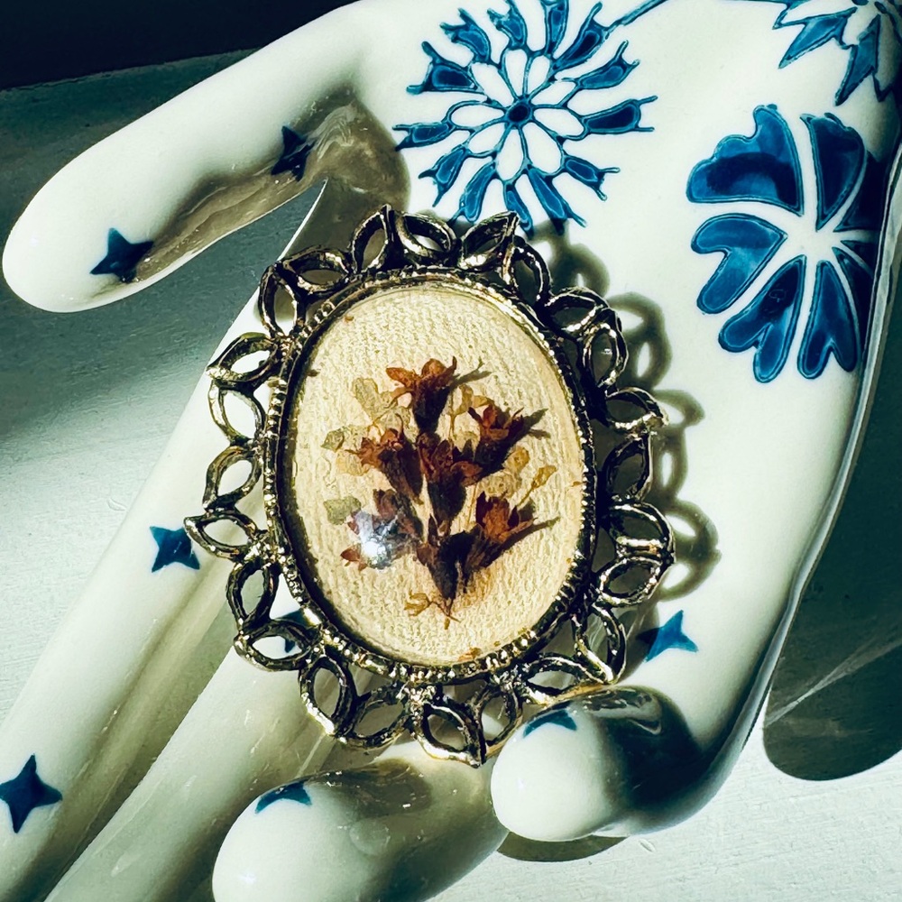 Vintage Pressed Flowers domed brooch - Picture 4 of 7